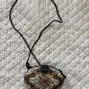 Vintage La Regale Floral tapestry clamshell crossbody